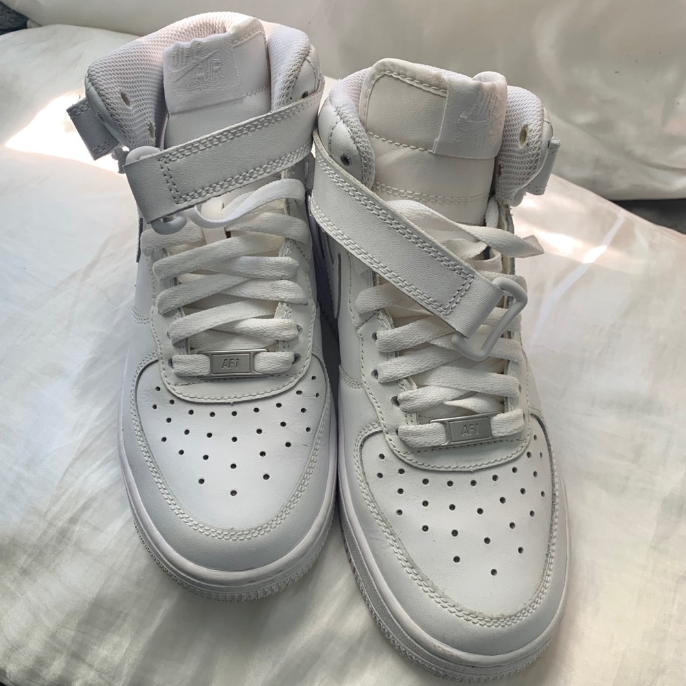 white mid air force 1s